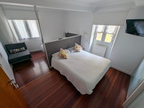 Bed, TV and multimedia, Photo of the whole room