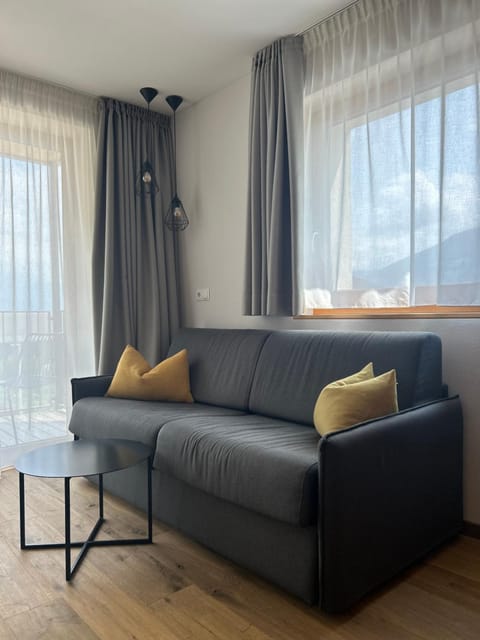 Dining & Living Alpenrose Apartment in Brixen