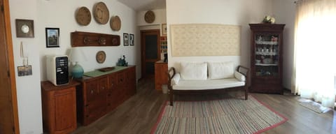 Communal lounge/ TV room, Lobby or reception