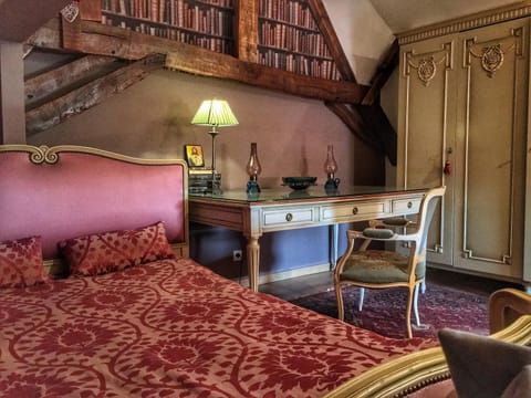 Photo of the whole room, Decorative detail