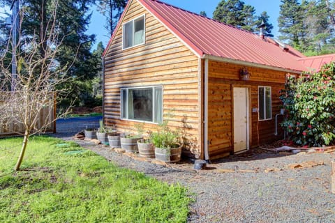 Laura Mar Artist's Retreat House in Otter Rock