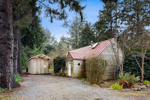 Laura Mar Artist's Retreat House in Otter Rock