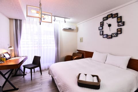 Bed, Photo of the whole room
