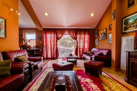 People, Living room, Other, Photo of the whole room, Decorative detail, City view, Garden view, Mountain view, Sea view, Street view, Family