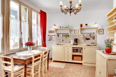 Coffee/tea facilities, Kitchen or kitchenette, Seating area, Dining area