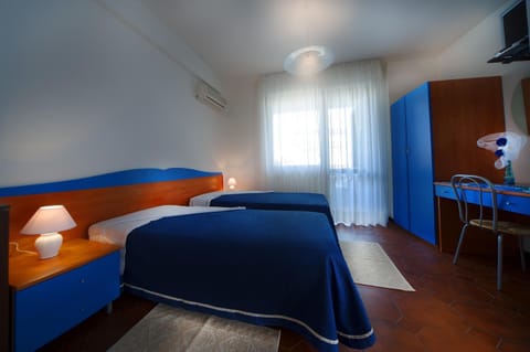 Bed, TV and multimedia, Photo of the whole room, Bedroom, hair dresser, air conditioner