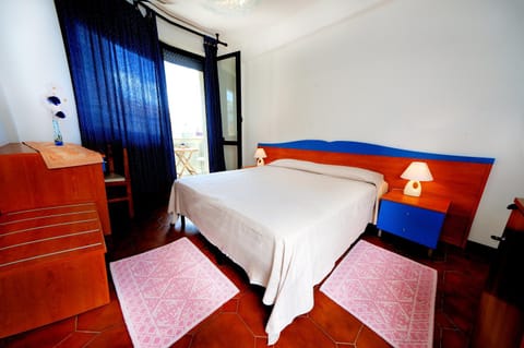 Bed, Bedroom, hair dresser, locker