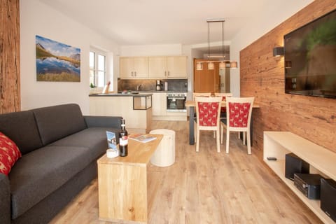 Kitchen or kitchenette, Living room, Seating area, Dining area