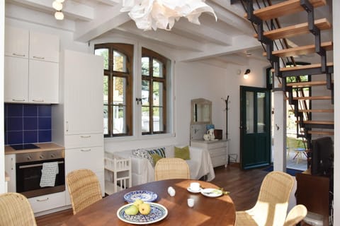 Kitchen or kitchenette, Living room, Seating area, Dining area