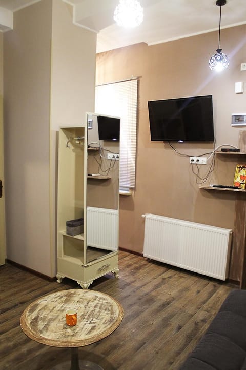 Living room, Food and drinks, Seating area, Drinks, Alcoholic drinks, Non alcoholic drinks, Family
