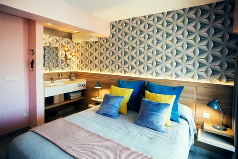 Bed, Bathroom, Decorative detail, Bedroom, Sunrise, Family