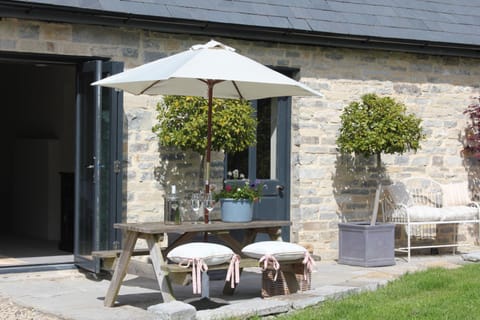 Property building, Patio, Balcony/Terrace