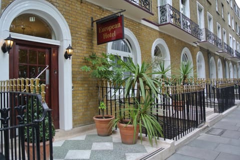 Facade/entrance