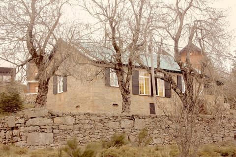 Property building, Nearby landmark, Off site, Natural landscape, On site, Street view