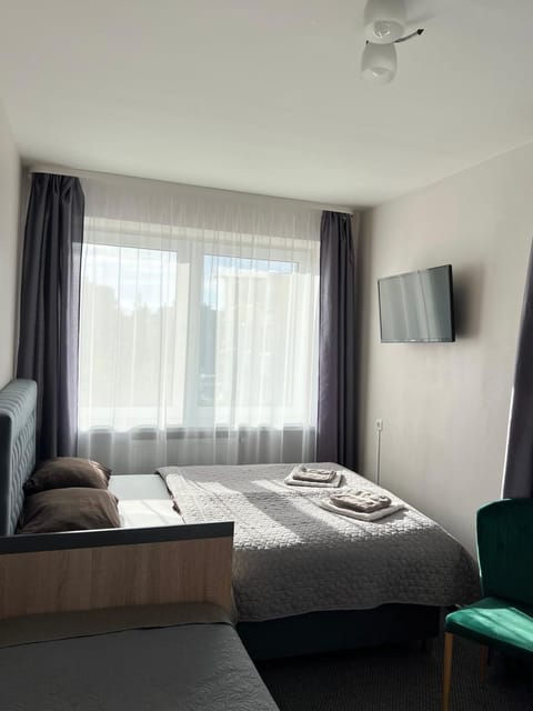 Bed, TV and multimedia, Photo of the whole room, Bedroom, towels