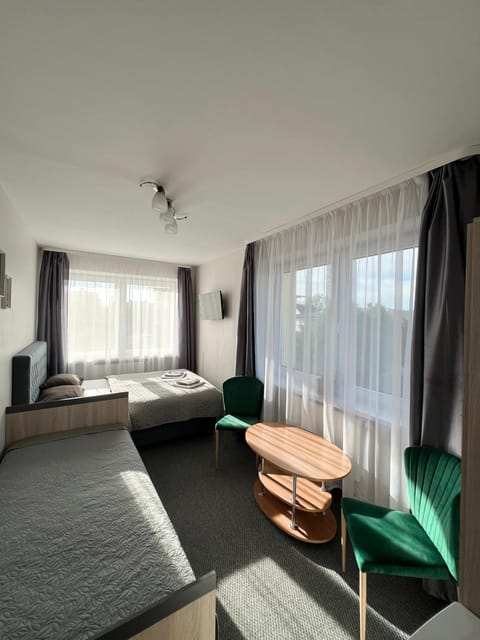 Bed, TV and multimedia, Photo of the whole room, Seating area, Bedroom