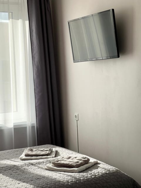 Bed, TV and multimedia, Bedroom, towels