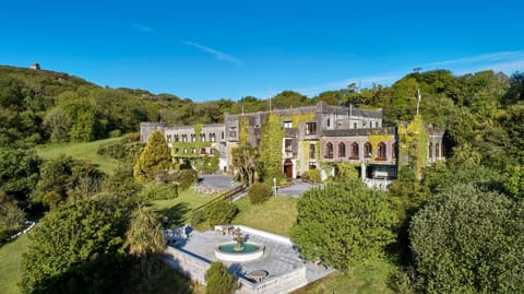 Property building, Patio, Facade/entrance, Garden, Balcony/Terrace