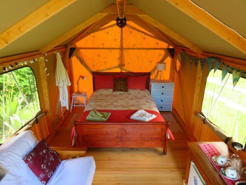 Bed, Bird's eye view, Living room, Seating area, Floor plan, Bedroom