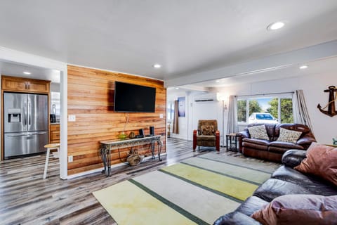 Fisherman's Dream Boat House House in Garibaldi