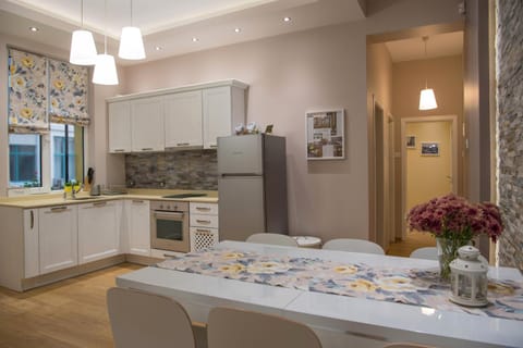 Coffee/tea facilities, Kitchen or kitchenette, Dining area