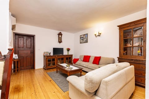 Communal lounge/ TV room, TV and multimedia, Living room, Seating area, Evening entertainment