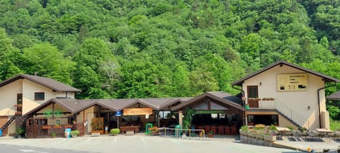 Property building, Restaurant/places to eat