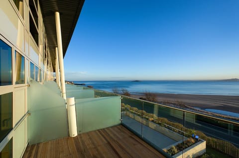 Facade/entrance, Garden, Balcony/Terrace, Beach, Sea view