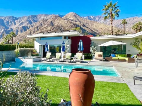 Property building, Patio, Nearby landmark, Day, Garden, Hot Tub, Garden view, Mountain view, Pool view, Swimming pool, sunbed