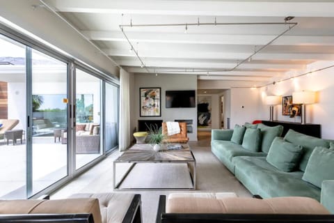 Communal lounge/ TV room, TV and multimedia, Living room, Decorative detail, Seating area, Pool view