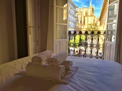 Bed, City view, Landmark view