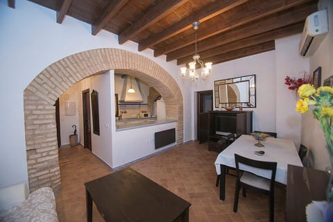 Restaurant/places to eat, Living room, Lounge or bar, Dining area