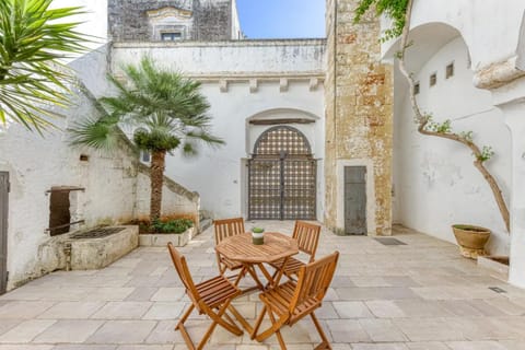 Property building, Patio, Balcony/Terrace, Inner courtyard view