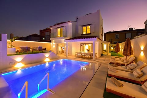 Night, Swimming pool, sunbed