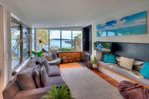 Natural landscape, Fishing, Snorkeling, TV and multimedia, Living room, Seating area, Beach, Canoeing, Diving, Sea view, Sports