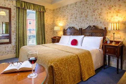 Bed, View (from property/room), Photo of the whole room, Seating area, Bedroom