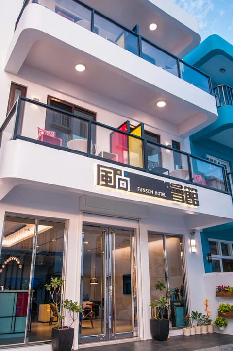 Facade/entrance