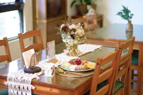 Restaurant/places to eat, Living room