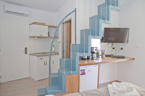 TV and multimedia, Coffee/tea facilities, Kitchen or kitchenette, Dining area, Bedroom