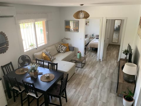 TV and multimedia, Living room, Seating area, Dining area
