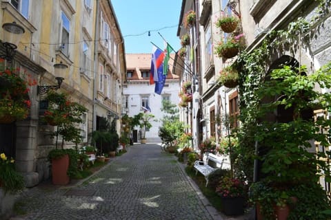 Facade/entrance, Neighbourhood, Street view