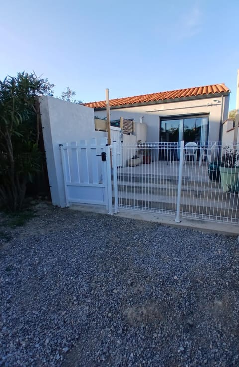 Property building, Patio, Facade/entrance
