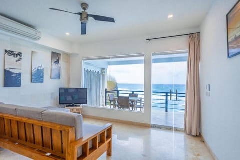 Communal lounge/ TV room, TV and multimedia, View (from property/room), Balcony/Terrace, Living room, Seating area, Sea view, fireplace