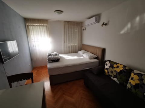 Bed, TV and multimedia, air conditioner