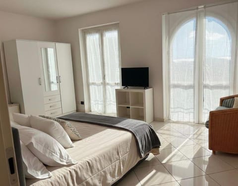 Bed, TV and multimedia, Photo of the whole room, Bedroom