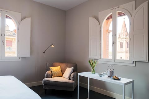 Bedroom, City view