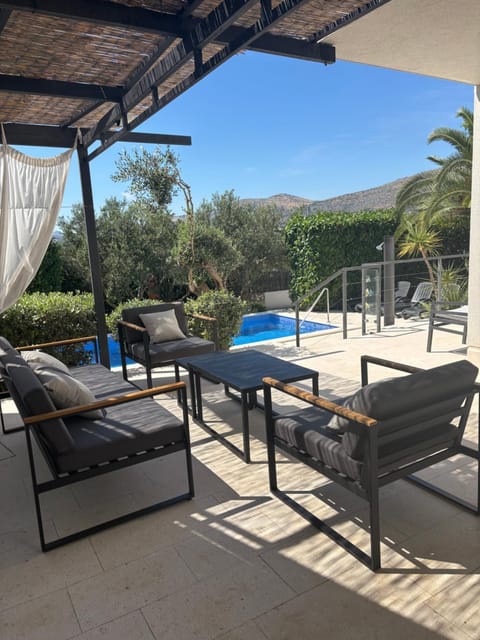 Balcony/Terrace, Entertainment