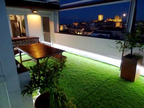 Shower, Garden, Balcony/Terrace, Dining area, City view, Garden view, Mountain view, Street view