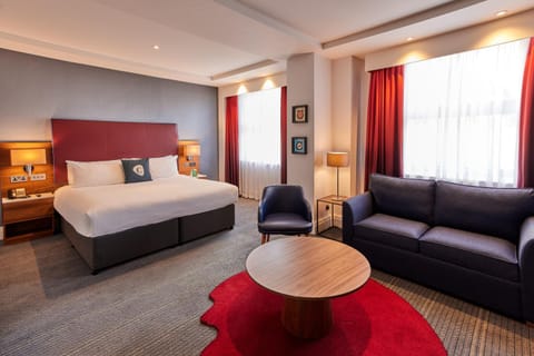 Bed, TV and multimedia, Photo of the whole room, Seating area, Bedroom