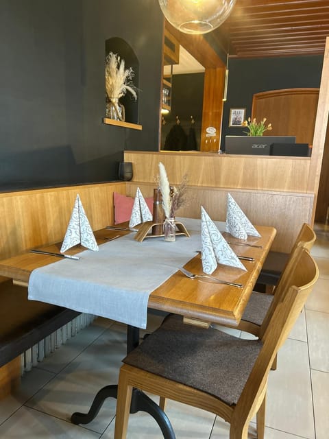 Restaurant/places to eat, Internal: Not applicable to any particular room